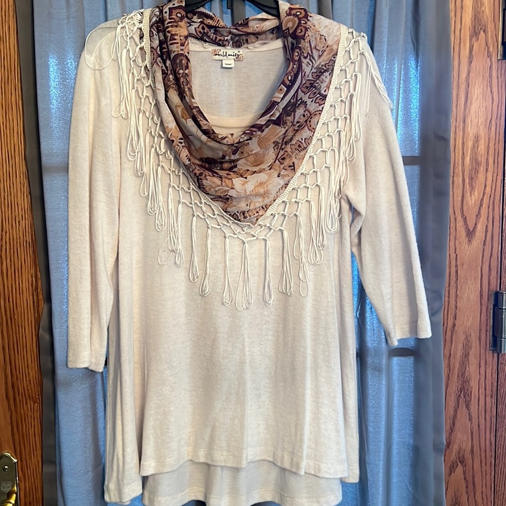 World Unity Woman’s sweater with Scarf